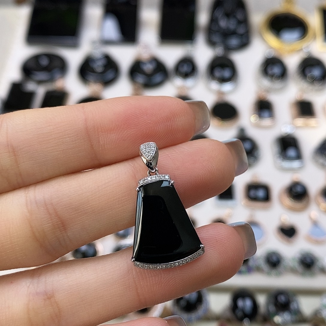 翡翠22K金镶嵌颈饰