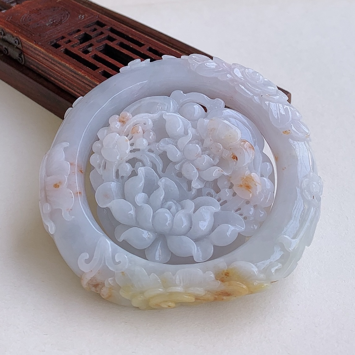 淡紫罗兰俏色撒金带黄翡福在眼前蝴蝶雕花套装手镯58mm天然翡翠