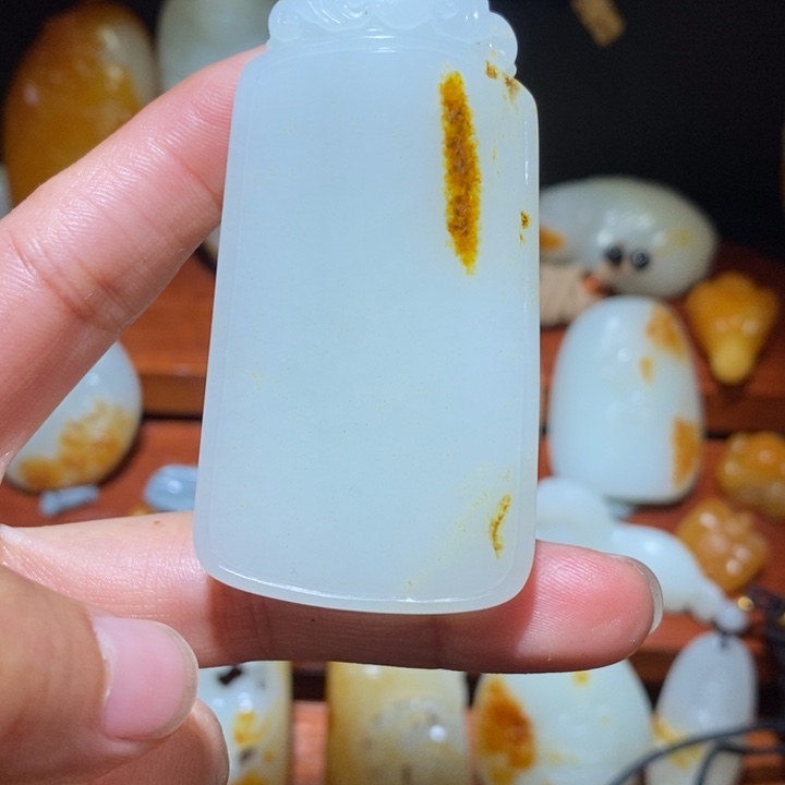 袁***生和田玉未镶嵌颈饰