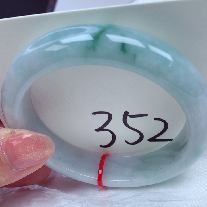 翡翠手镯未镶嵌翡翠