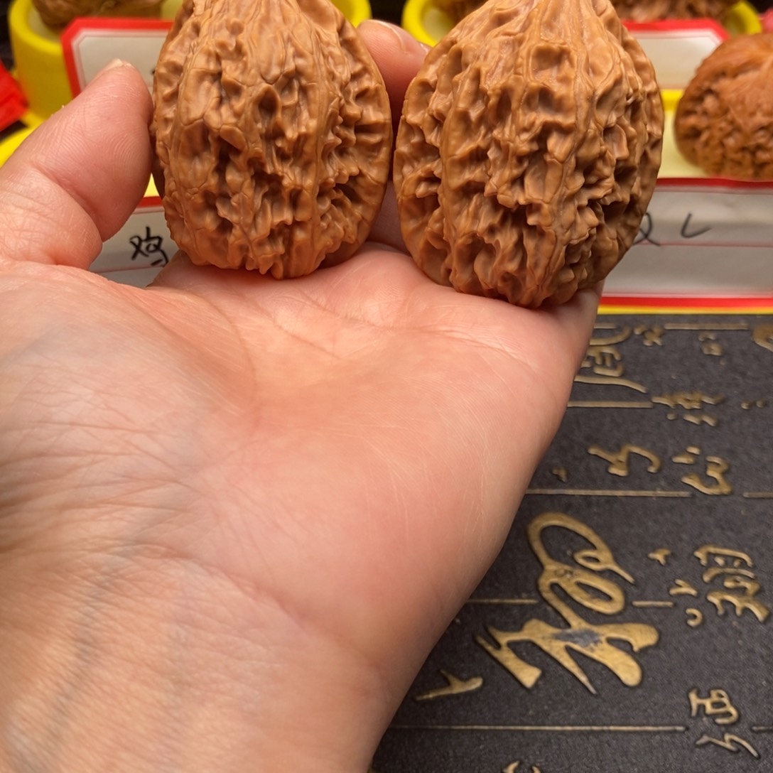 拿***力文玩核桃吊坠鸡心