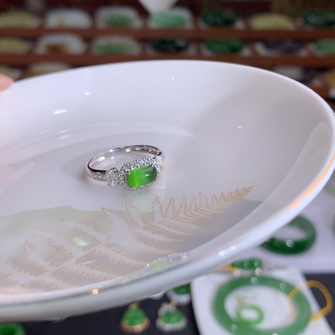 夏***遥和田玉未镶嵌戒指