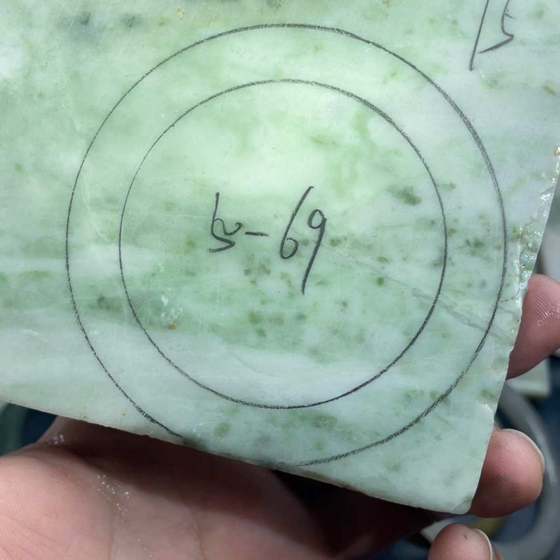 独山玉未镶嵌珠宝奇石