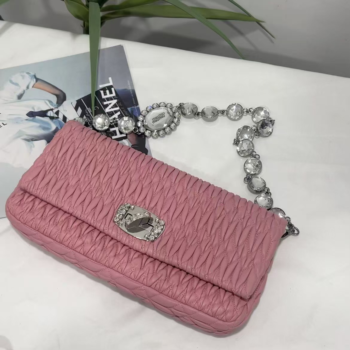 95新 MIU MIU/缪缪 95新/粉色褶皱原钻链腋下包/聪