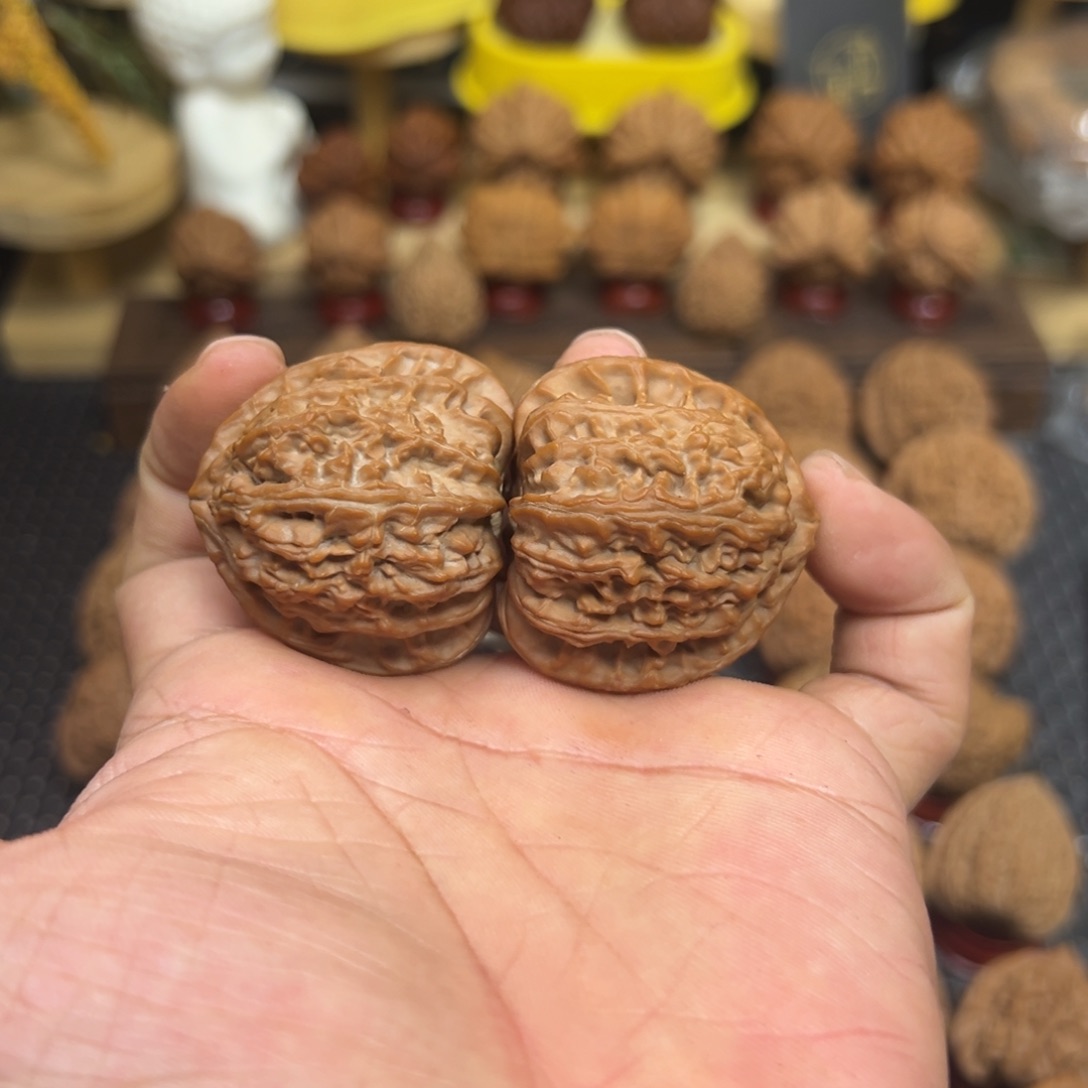 把件文玩核桃Z****j全品三角白狮子头精对小41 01