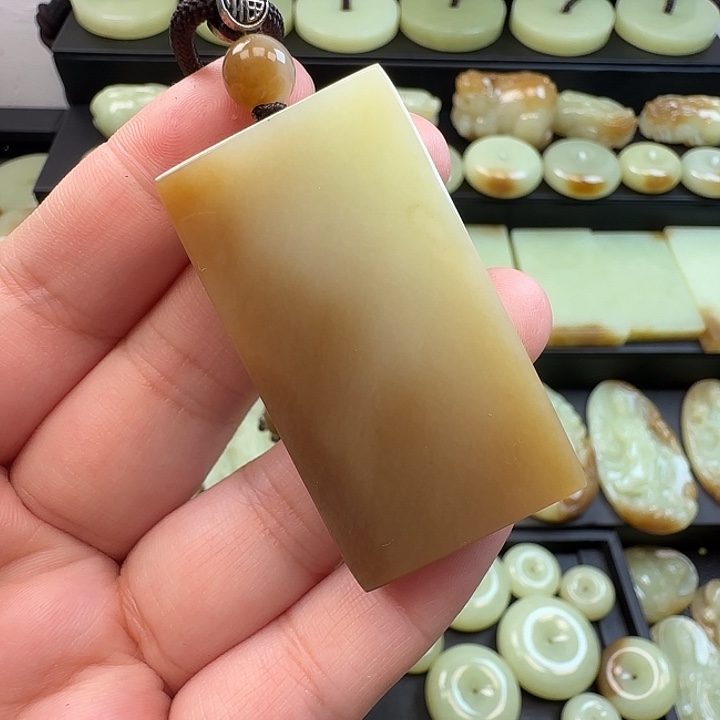 國***寶和田玉未镶嵌颈饰