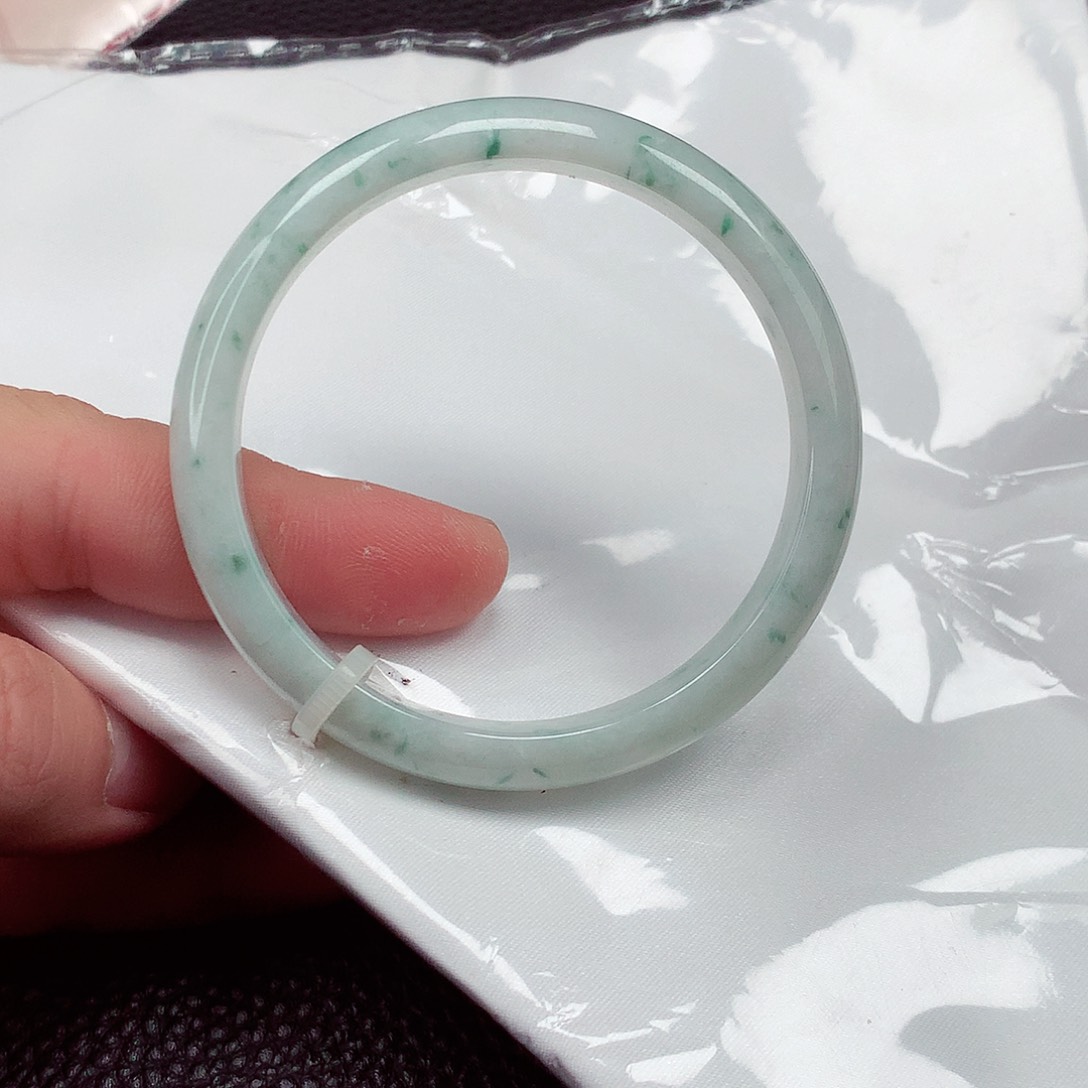 翡翠手镯未镶嵌翡翠