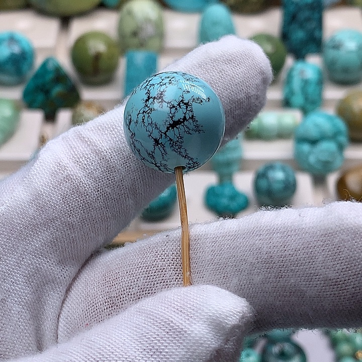 隐***烟绿松石未镶嵌珠宝奇石