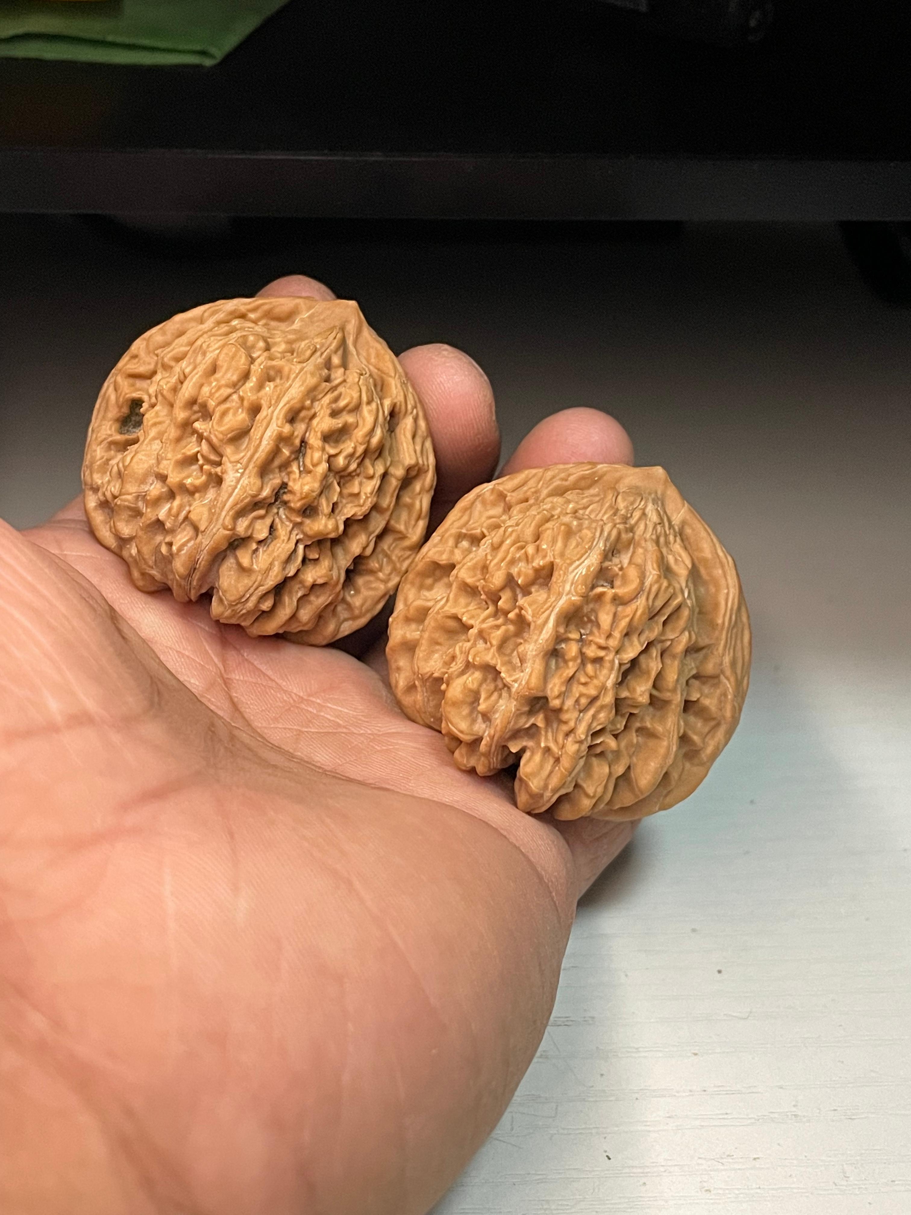 全品无修四座楼文玩核桃手把件 一个核桃尖部有小磕