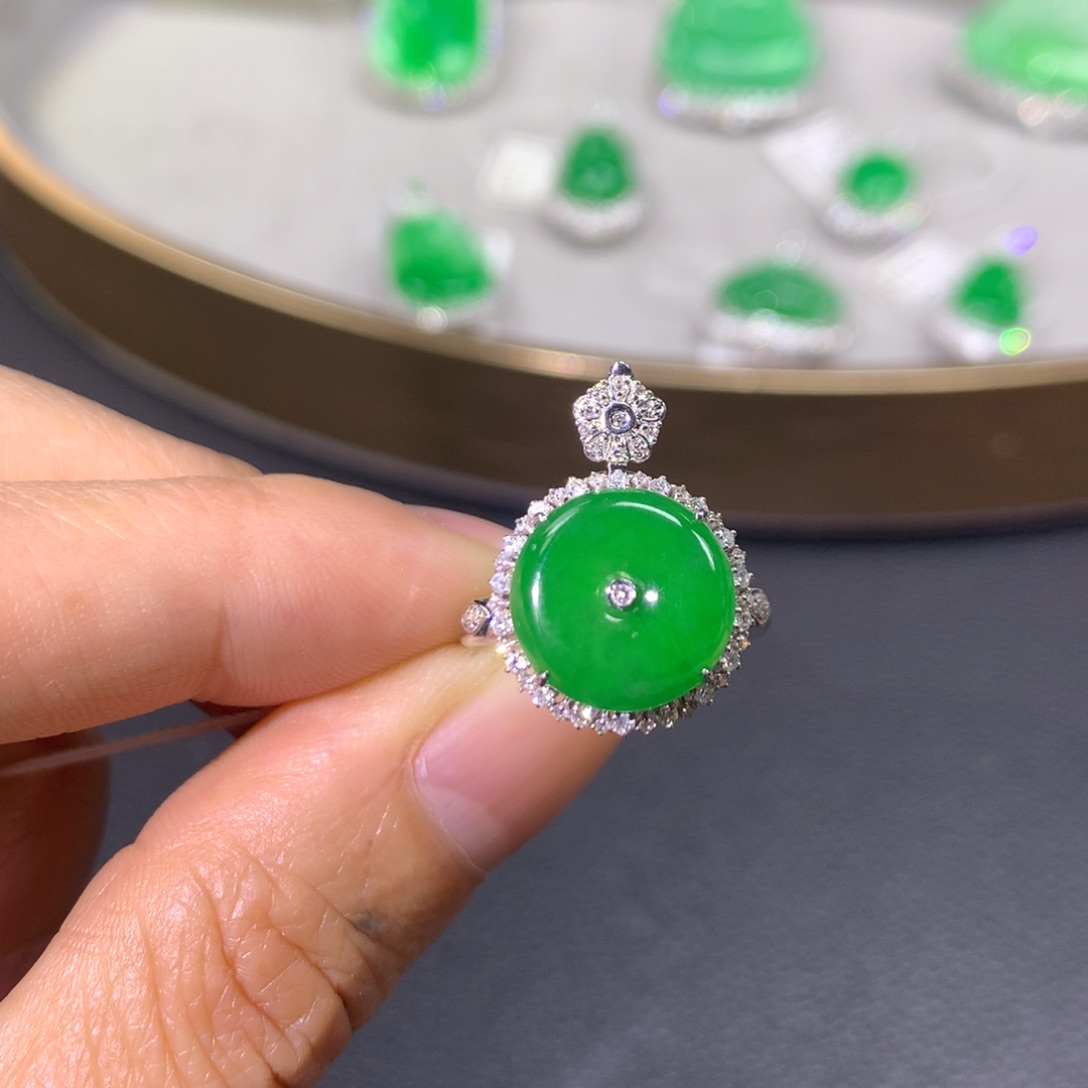 翡翠戒指18K金镶嵌翡翠