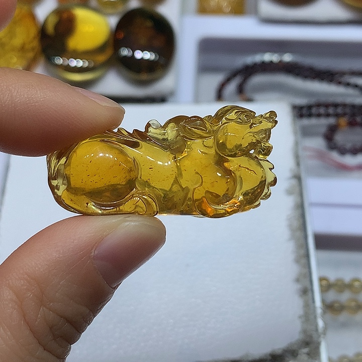 琥珀未镶嵌颈饰貔貅