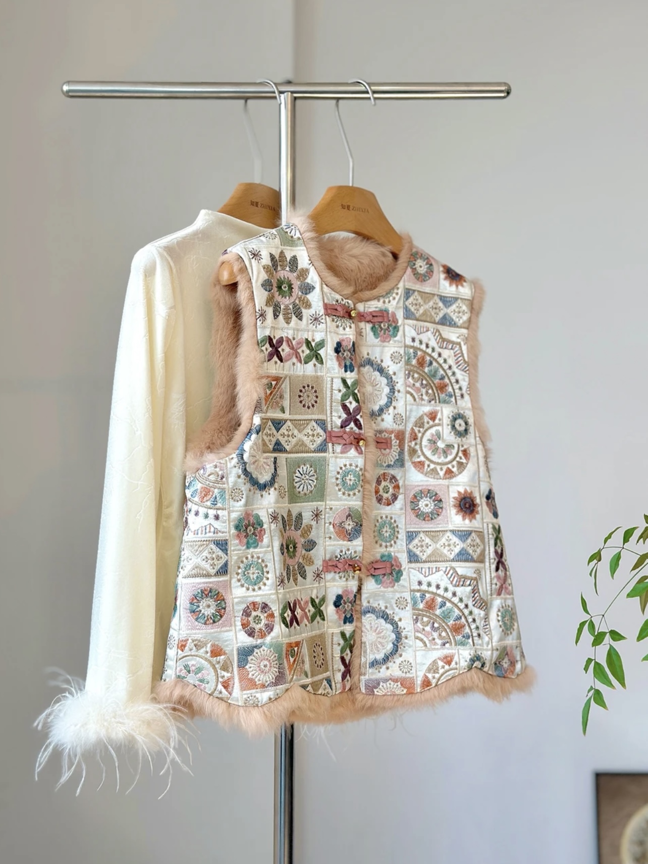 粉色回忆兔毛马甲  新款重工加厚新中式拼接兔毛国风马甲