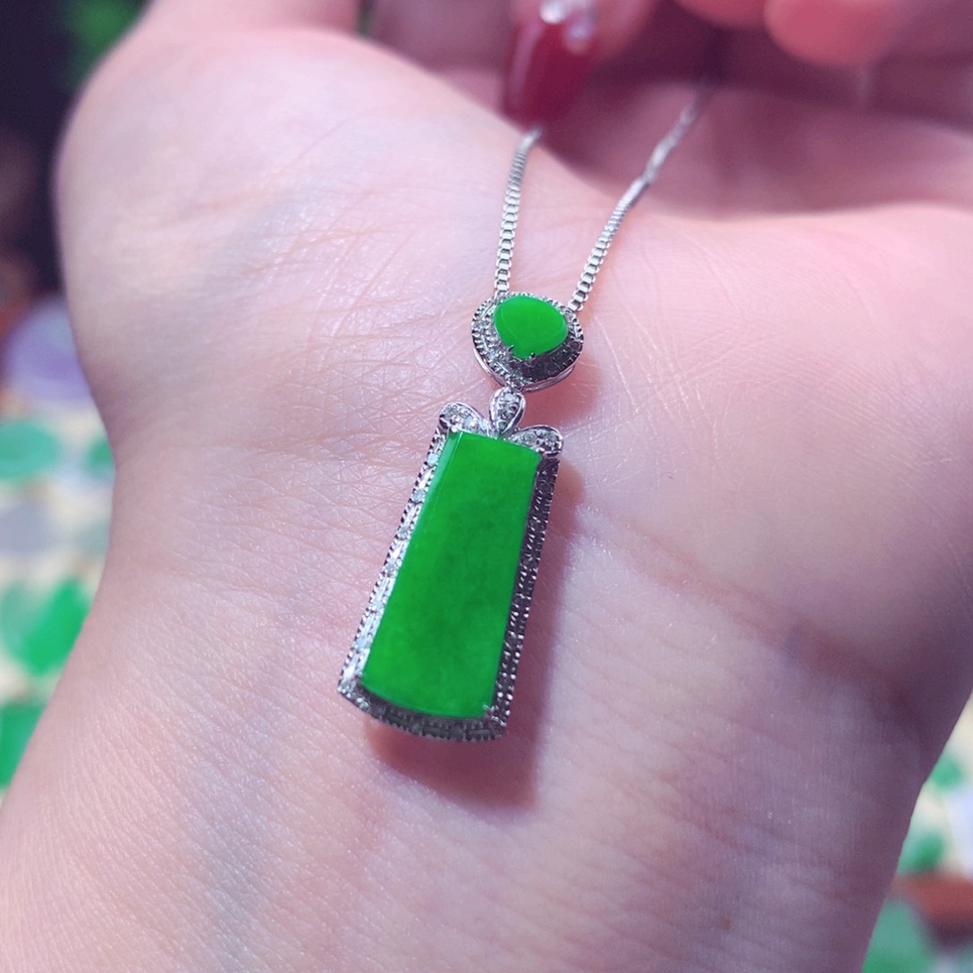 翡翠吊坠(不含链)18K金镶嵌家**贝