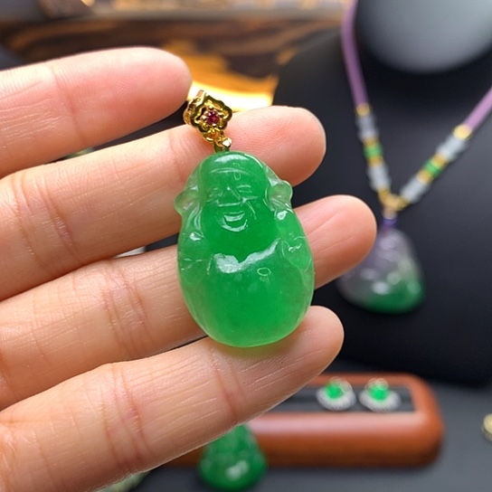 翡翠吊坠(赠链)未镶嵌