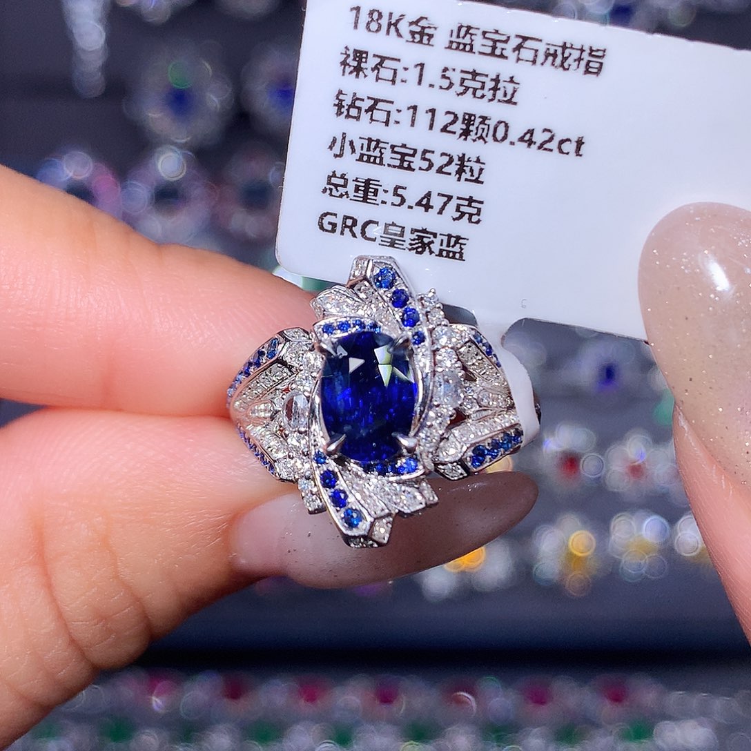 18K金镶嵌蓝宝石戒指