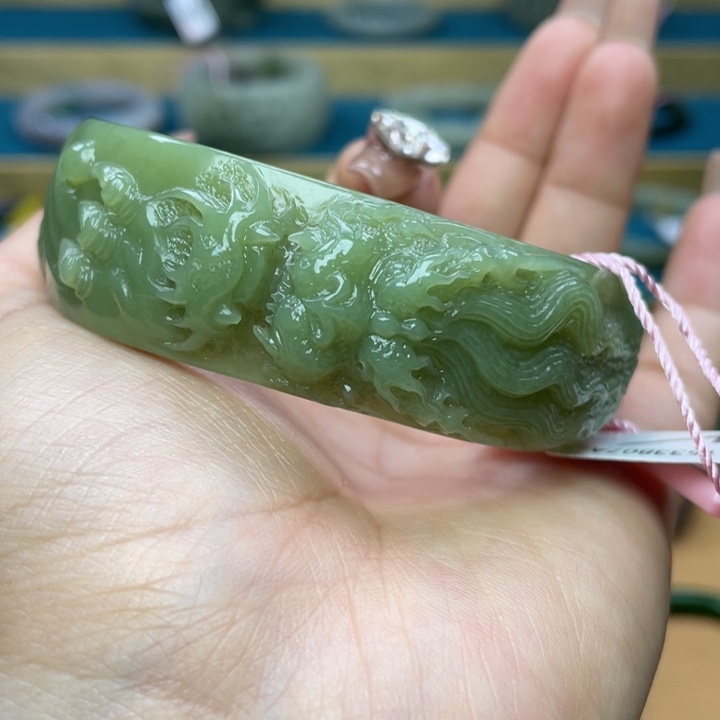 和田玉手镯58圈口。编号50未镶嵌