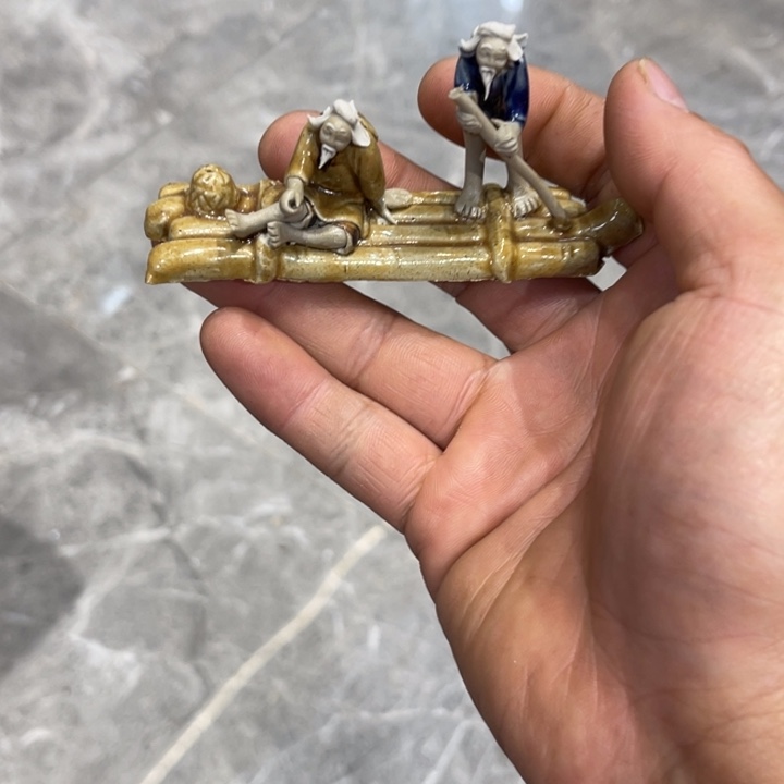 石湾公仔衬托盆景漂亮