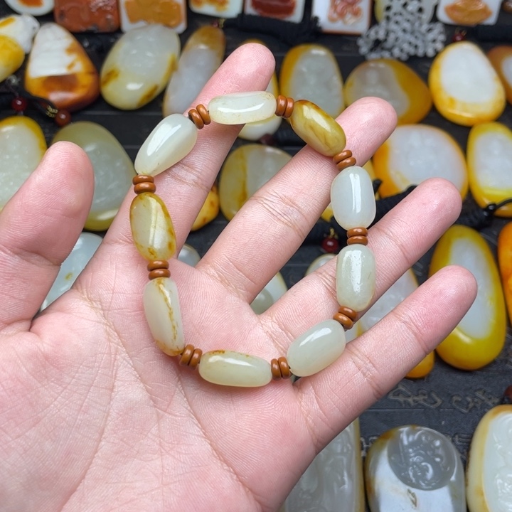 勇***前和田玉未镶嵌颈饰