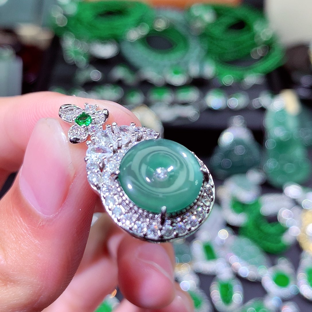 翡翠颈饰未镶嵌挂件