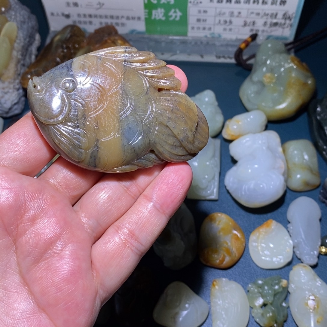 荣***安和田玉未镶嵌颈饰