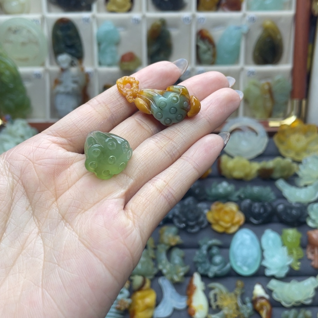 用***3蛇纹石玉未镶嵌颈饰