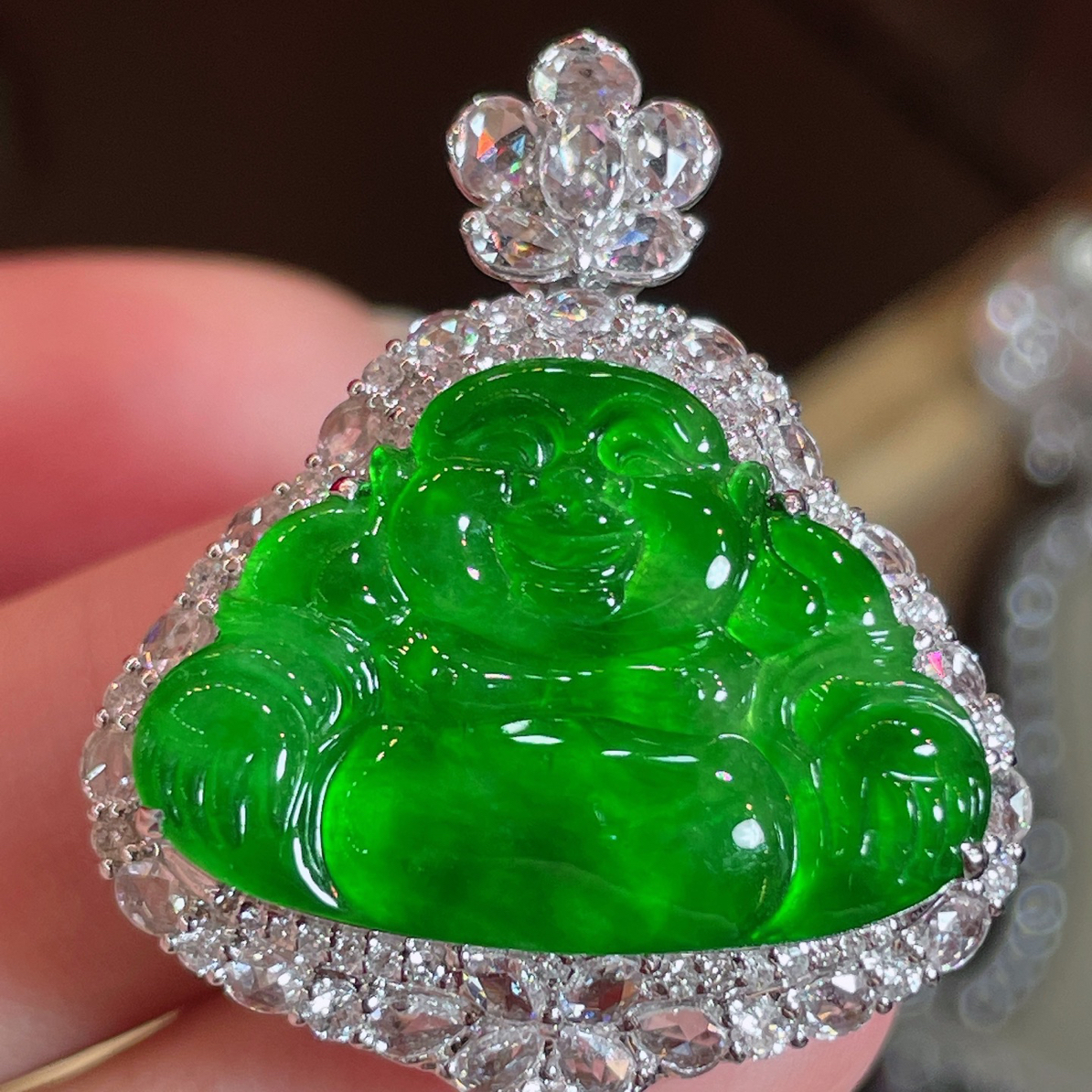 18k金镶嵌天然缅甸翡翠A货高冰冰种正阳绿辣绿佛公吊坠