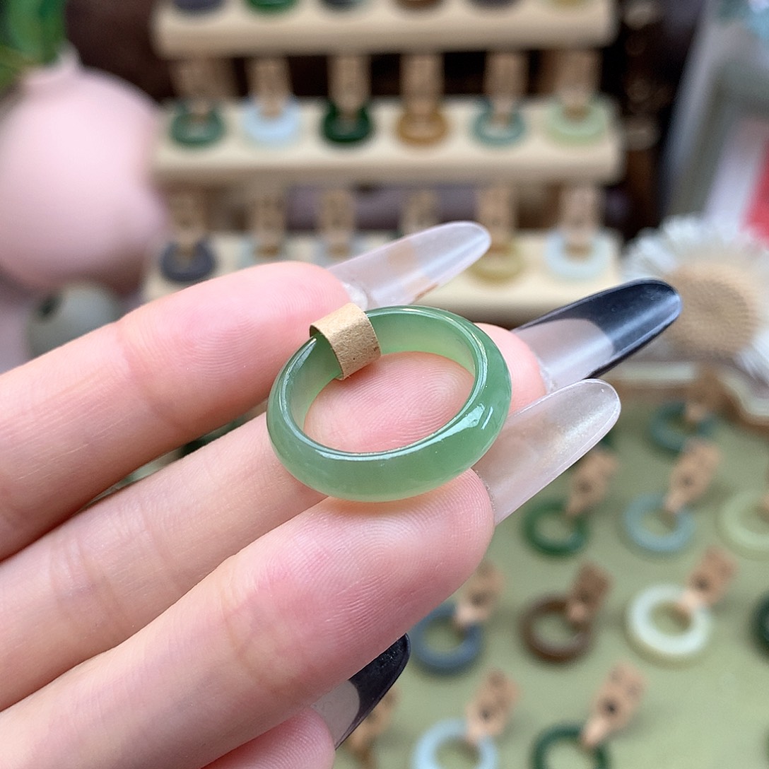 和田玉戒指未镶嵌俄碧冰底苹果绿