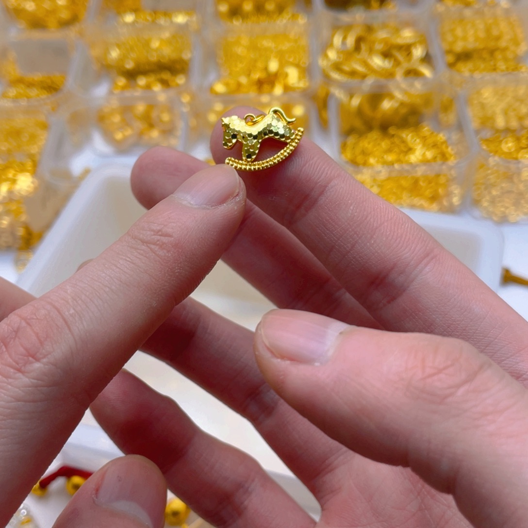 锆石铜合金碎碎冰小马吊坠1个