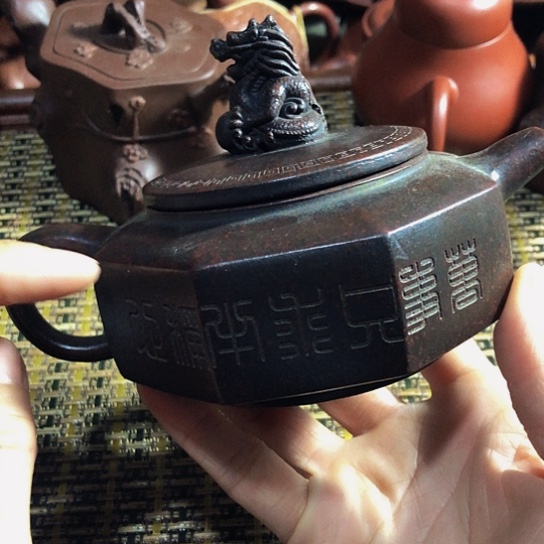 紫砂茶壶原矿泥料手工制作紫砂壶。