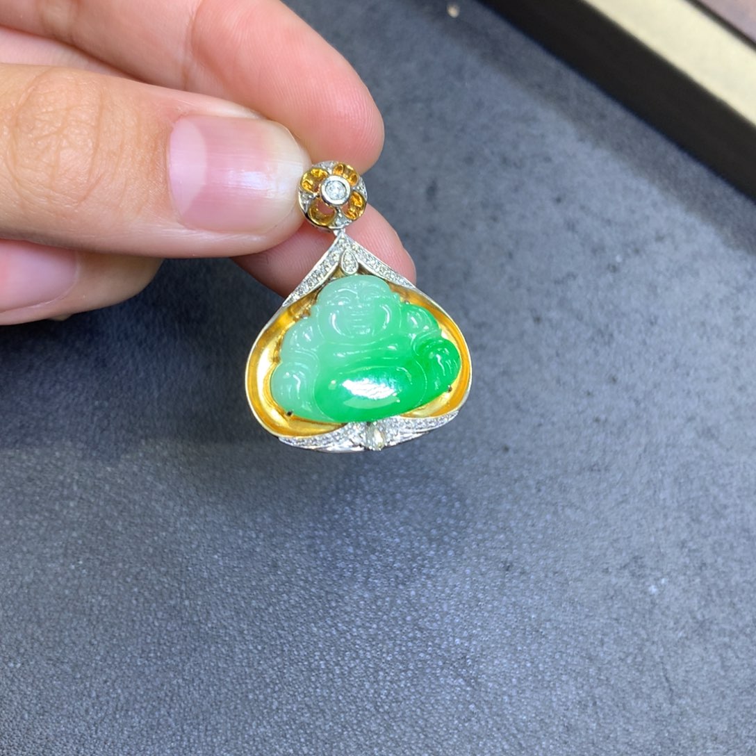 翡翠18K金镶嵌颈饰翡翠