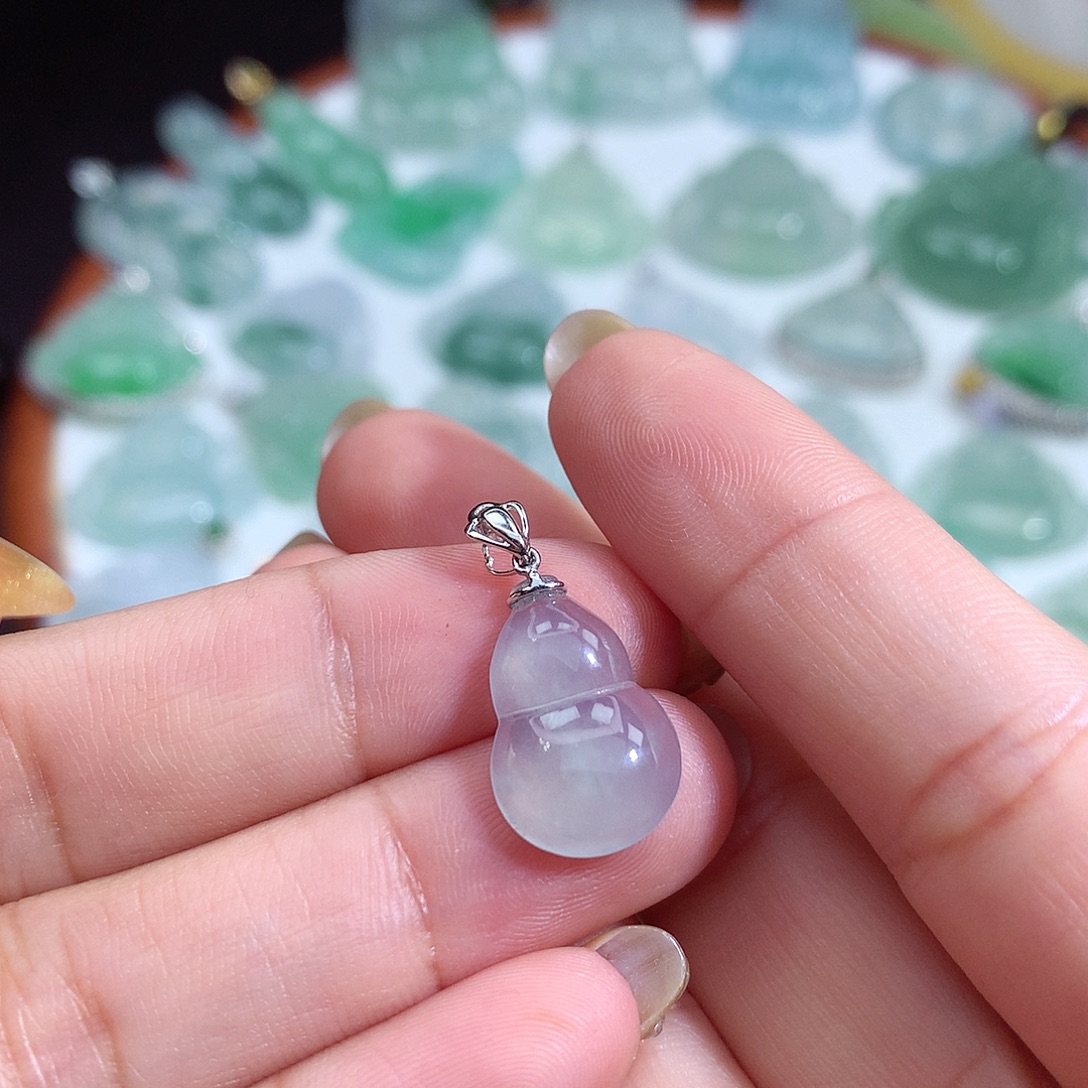 翡翠未镶嵌颈饰葫芦