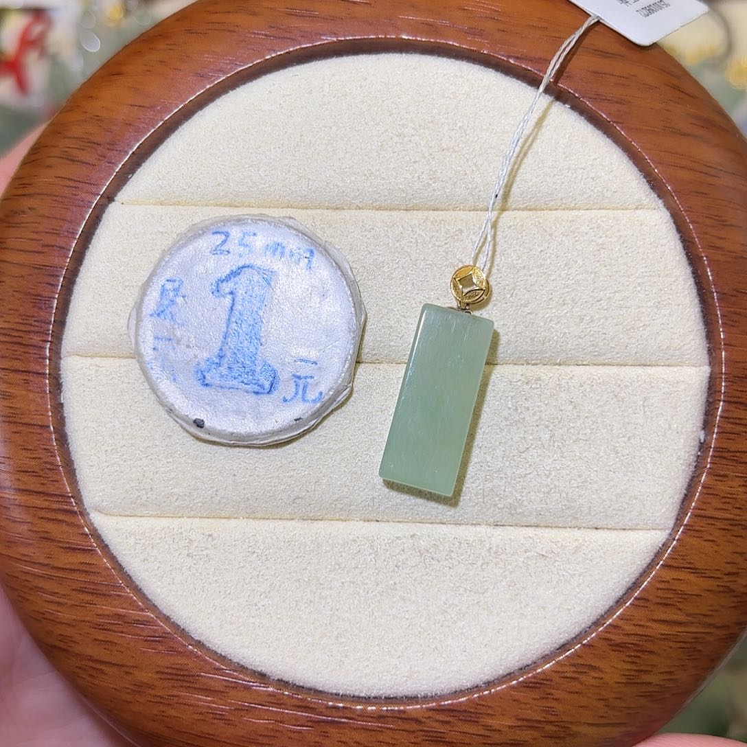 翡翠18K金镶嵌颈饰无事牌