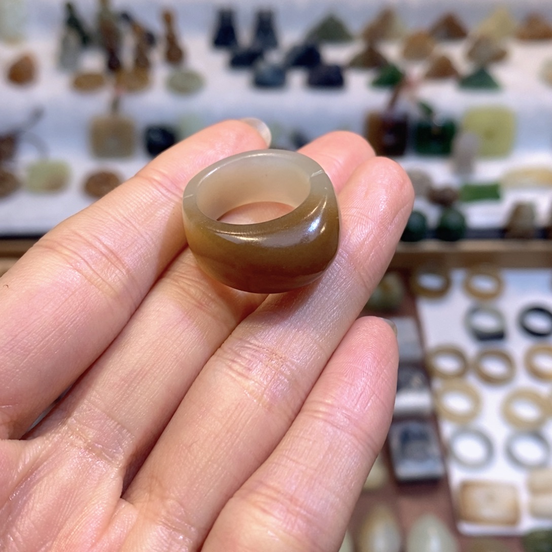 栩***家和田玉未镶嵌颈饰