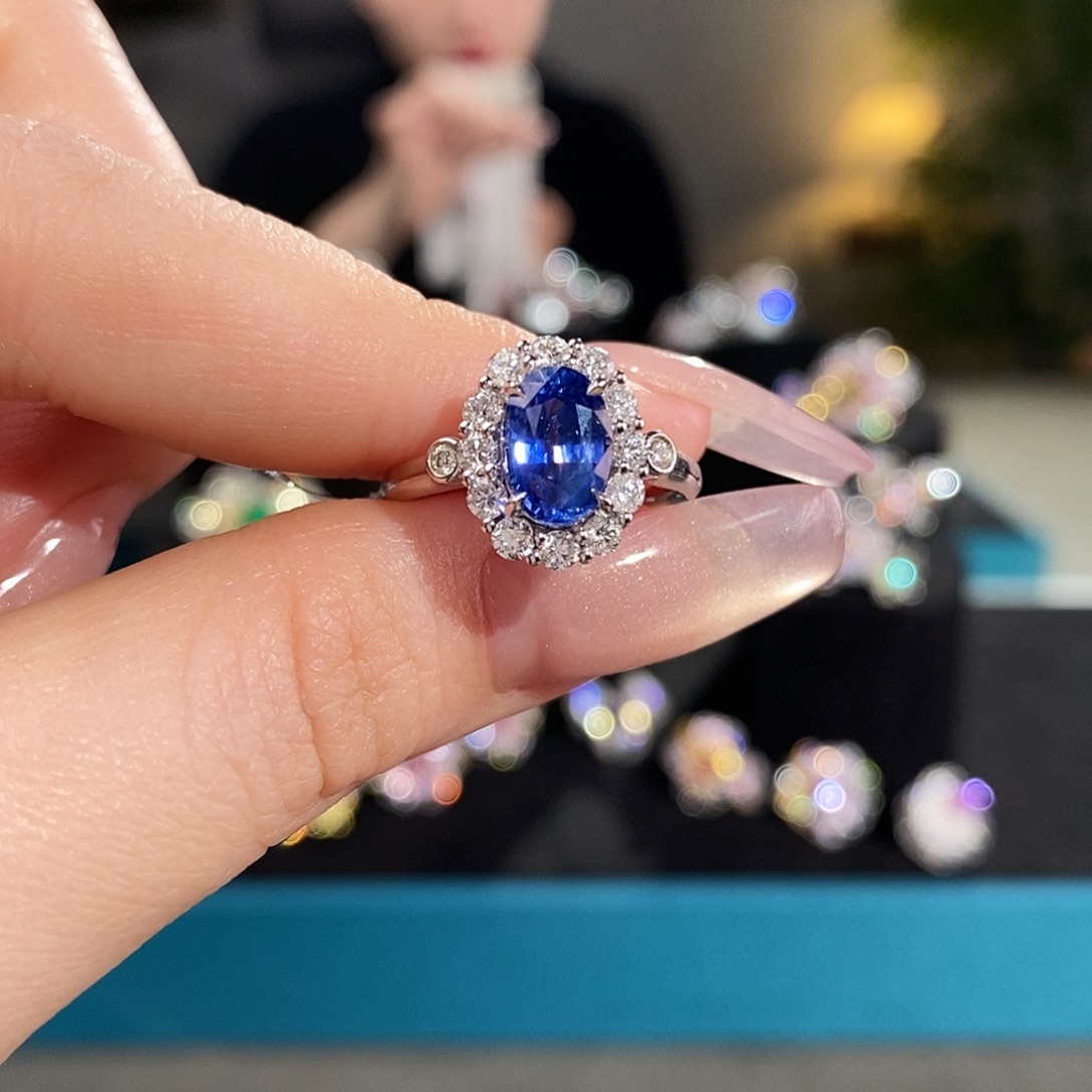 18K金镶嵌蓝宝石戒指2.13ct无烧矢车菊aigs