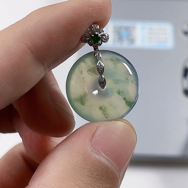 翡翠18K金镶嵌颈饰平安扣