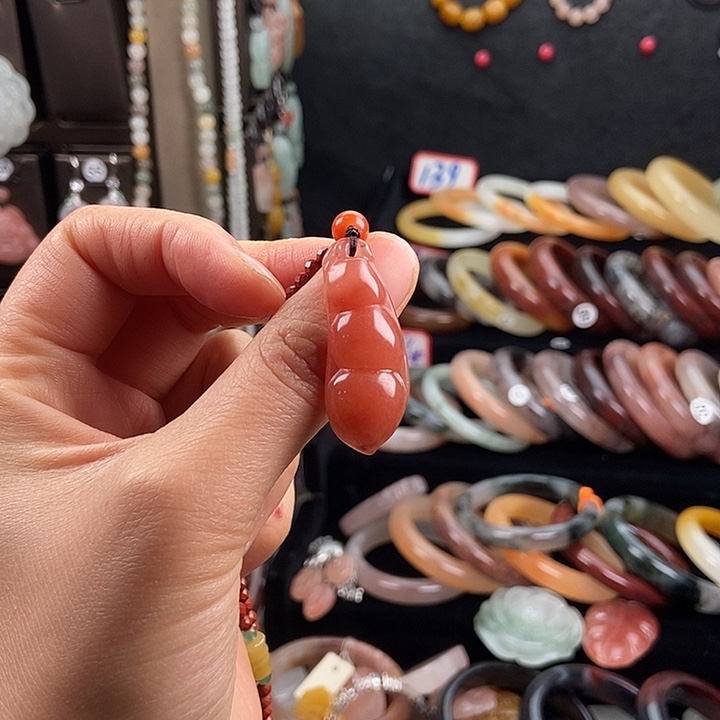 幸****石英质玉未镶嵌颈饰