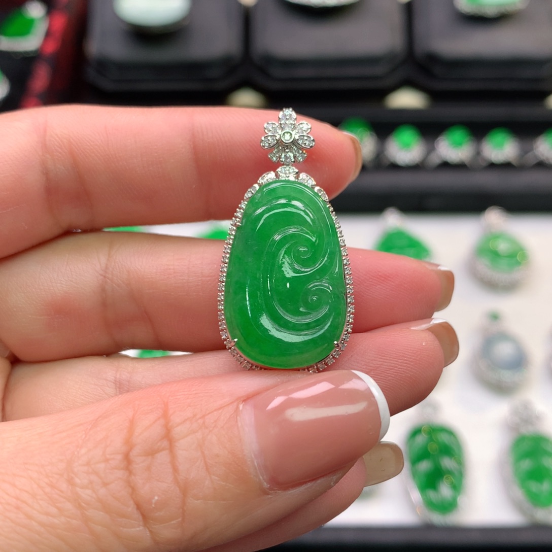 翡翠吊坠(不含链)18K金镶嵌是****啊