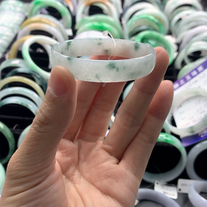 翡翠手镯未镶嵌翡翠
