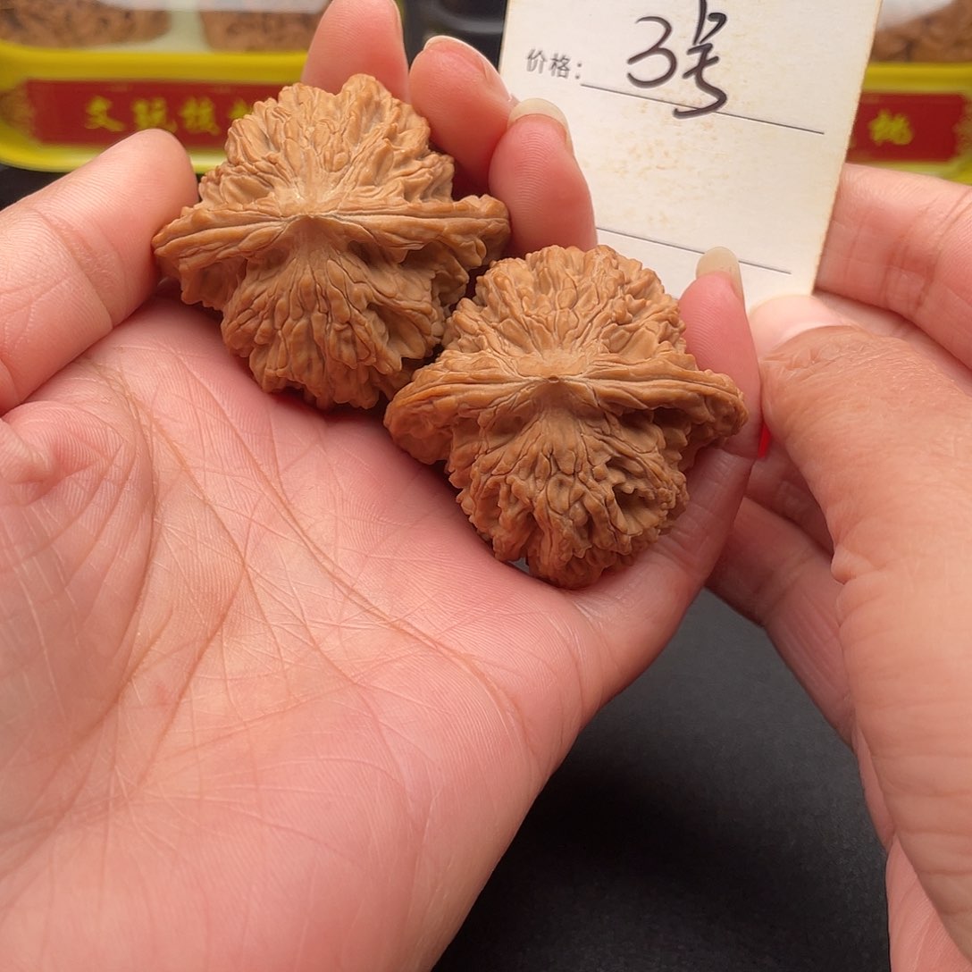 文玩核桃吊坠麦穗虎头47