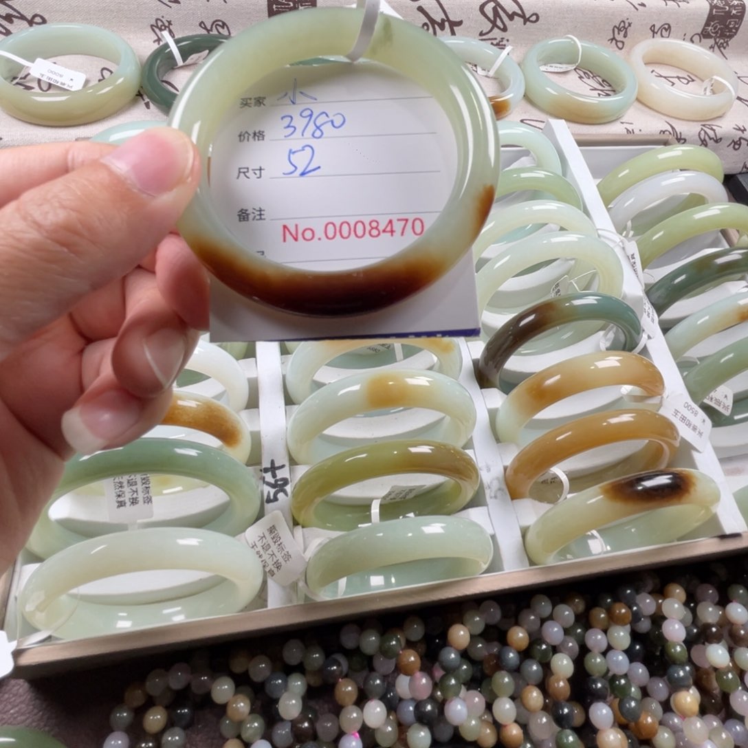 和田玉手镯未镶嵌小*?