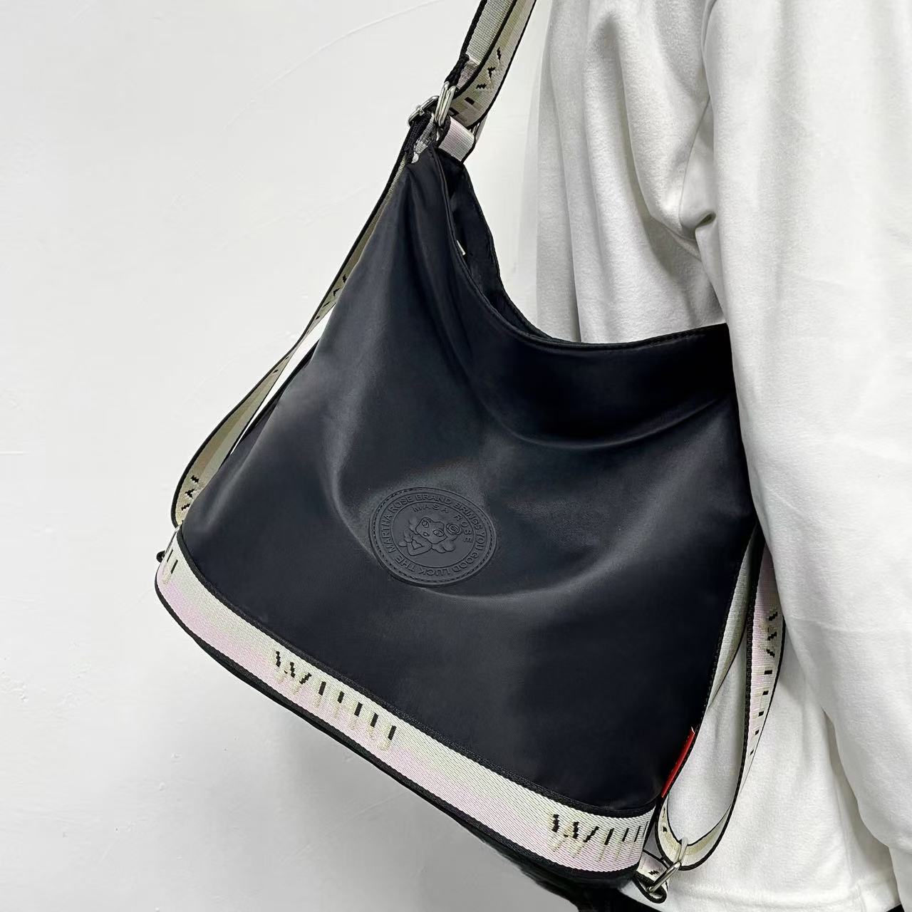 百搭时尚女士刺绣休闲优雅风设计感通勤牛津布双肩斜挎单肩包