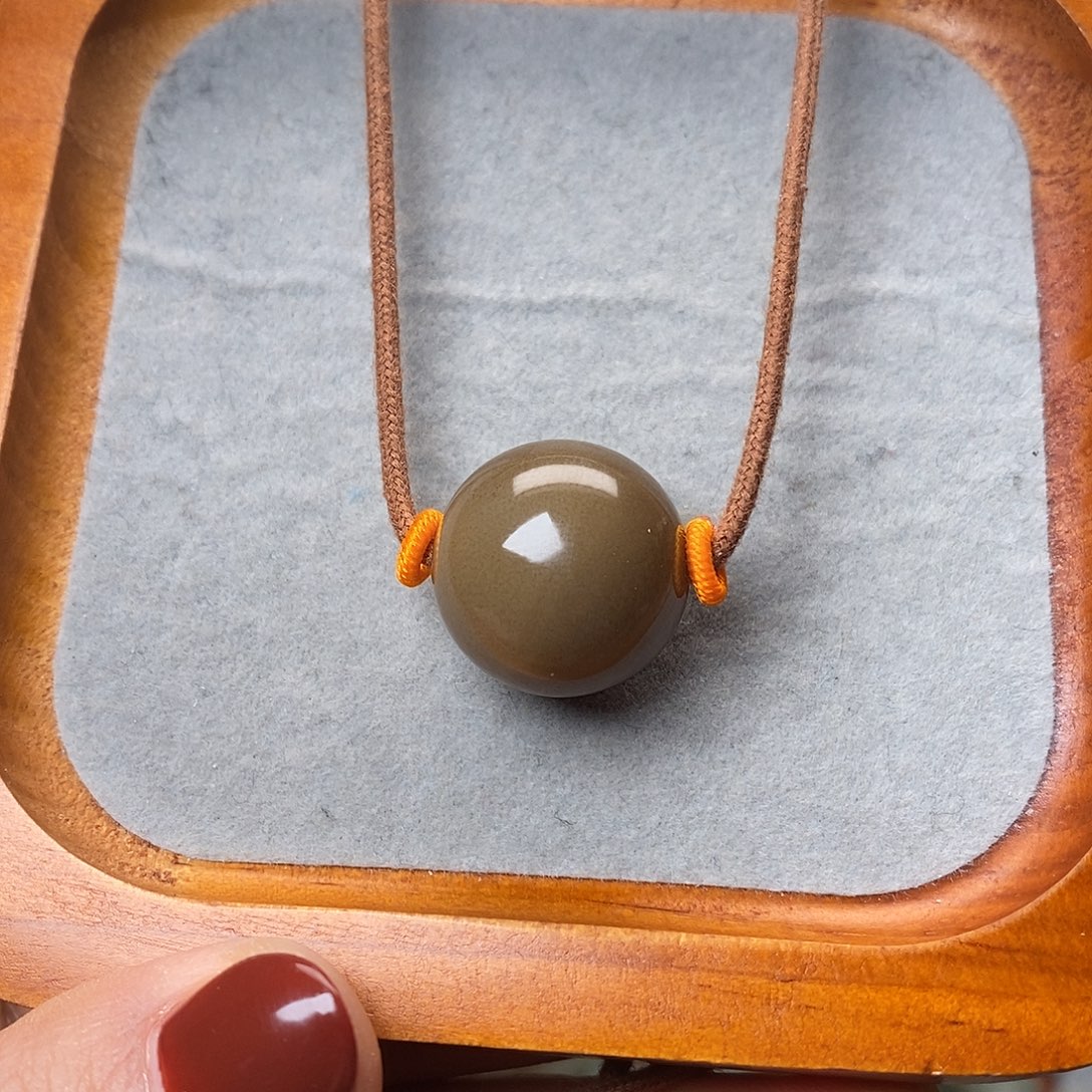 L****和田玉未镶嵌颈饰