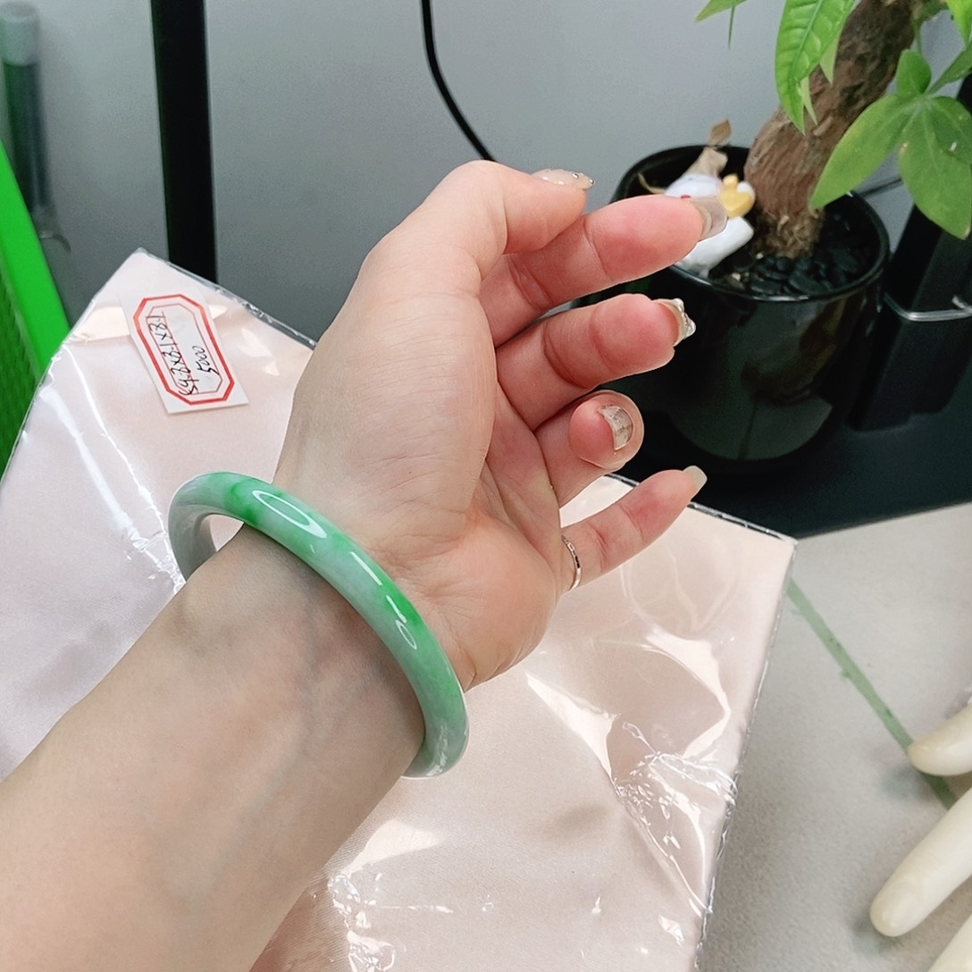 翡翠手镯未镶嵌圆条