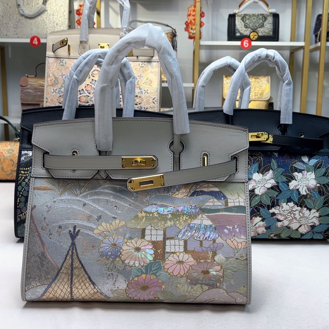 织绣高定风雨中的花朵，倔强又美丽。