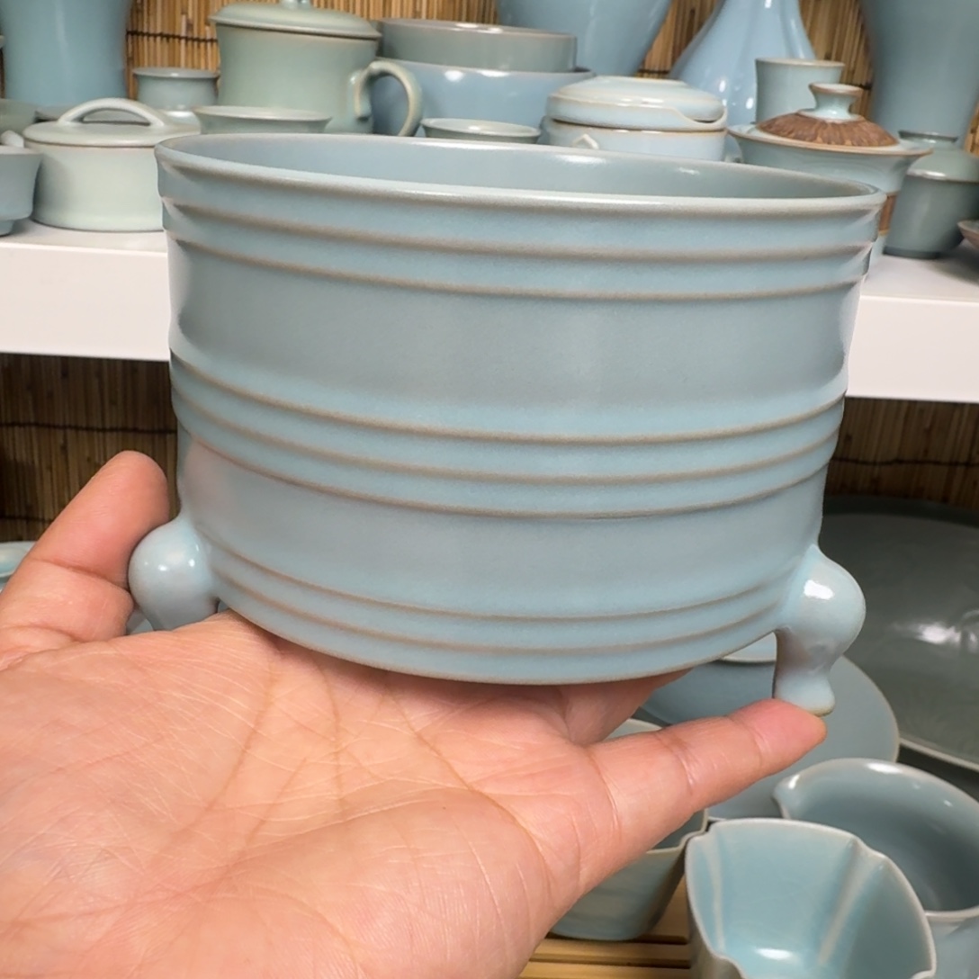 一级中号三足炫纹尊