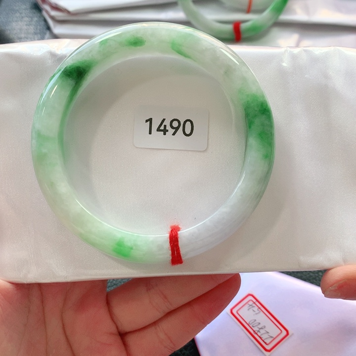 翡翠手镯未镶嵌l****9天然翡翠手镯