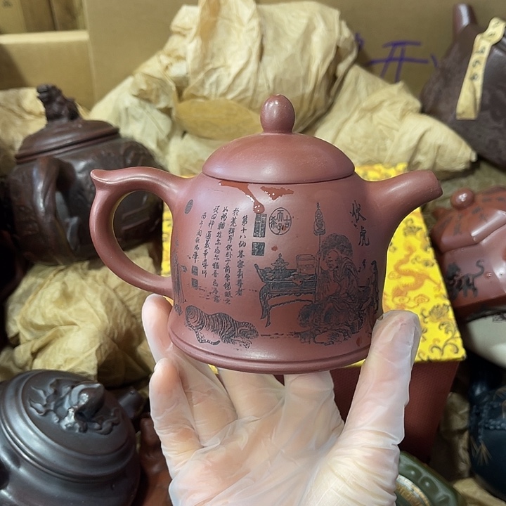 茶壶紫砂矿泥料，手工制作的一把紫砂壶。