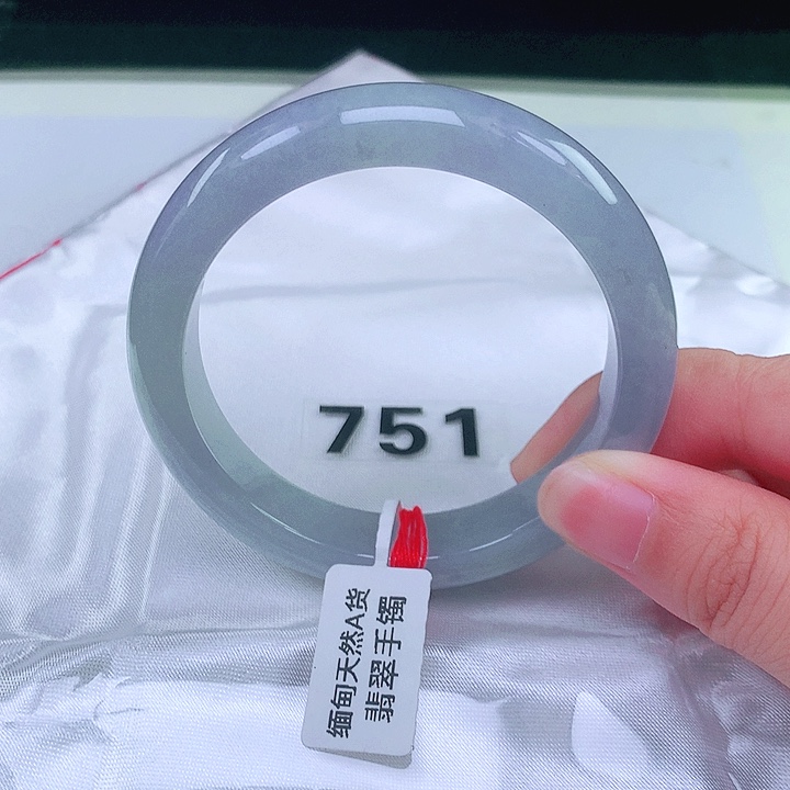 翡翠手镯未镶嵌翡翠手镯