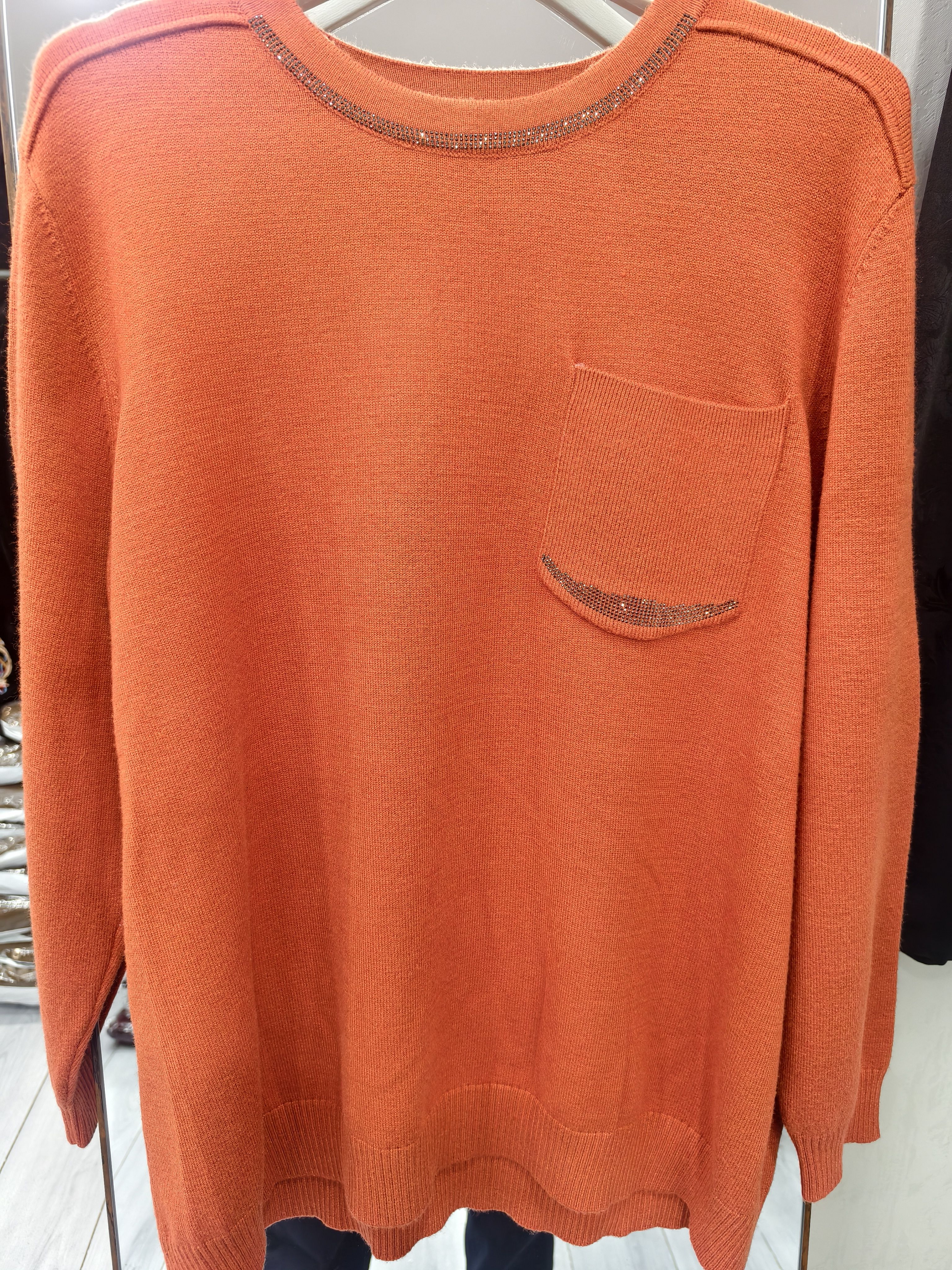 圆领烫钻黄桔色左胸带口袋毛衣