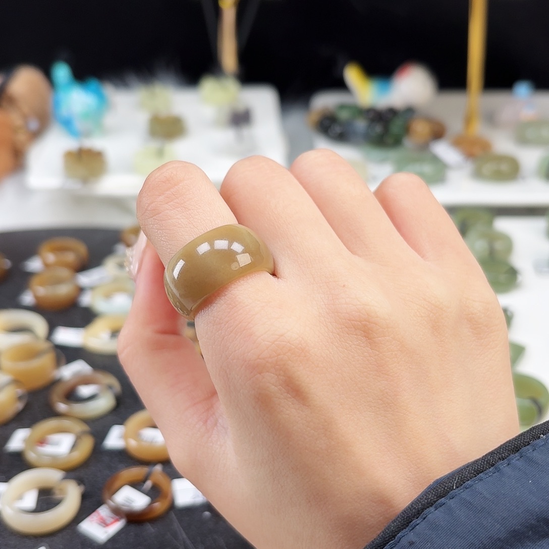 和田玉未镶嵌戒指P49奶茶色轮胎17.6不退换